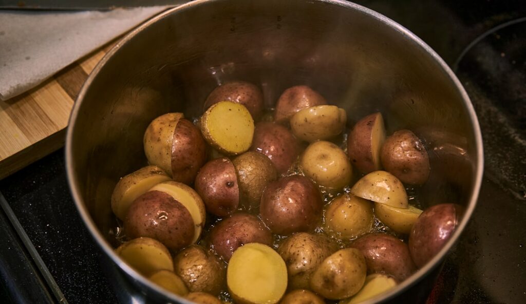 Photo oven-baked crispy oil-free potatoes