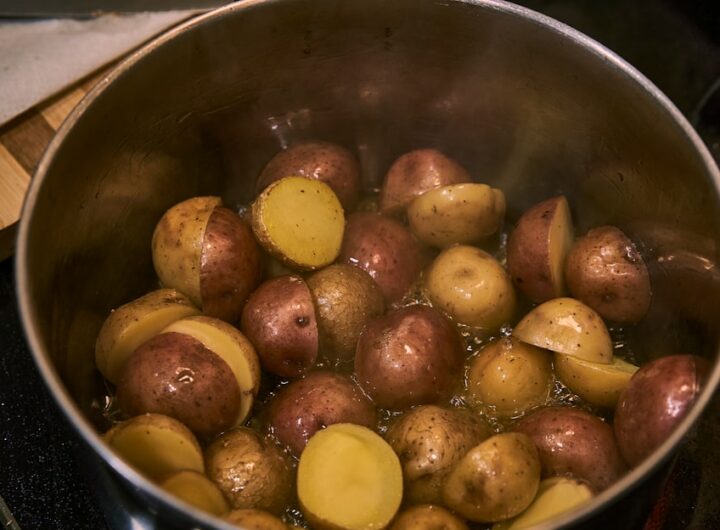 Photo oven-baked crispy oil-free potatoes