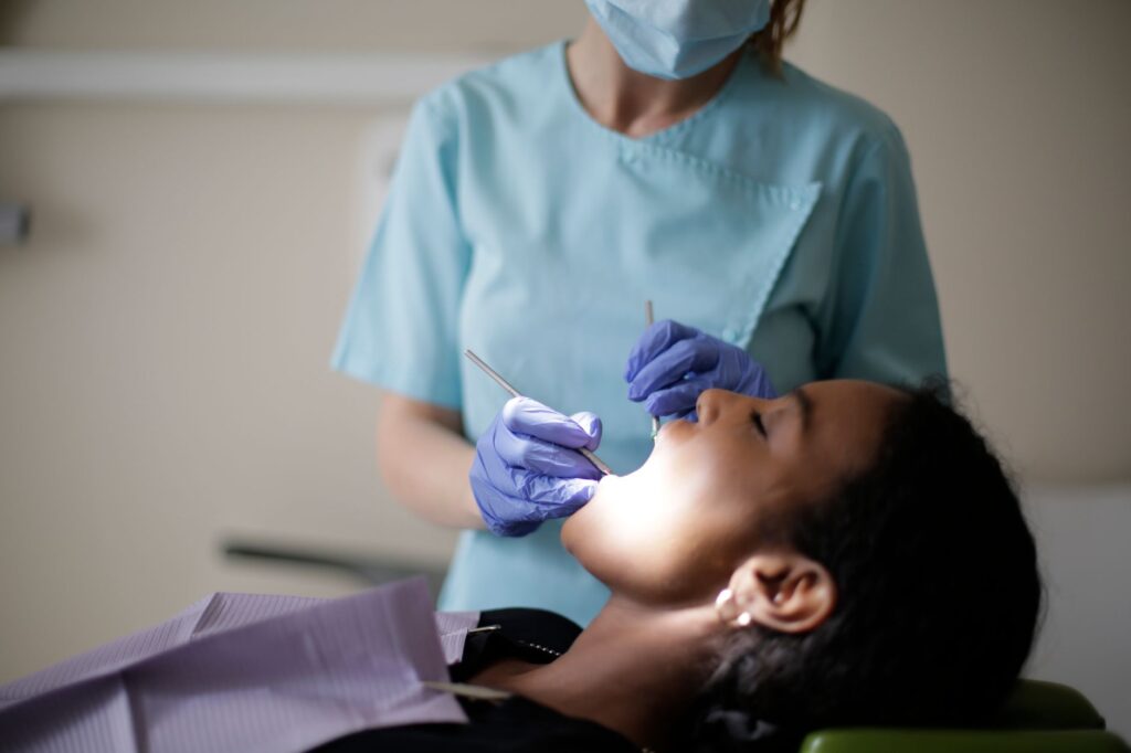 Gingiile care sângerează: semnalul de alarmă pe care mulți adulți îl ignoră ani la rând