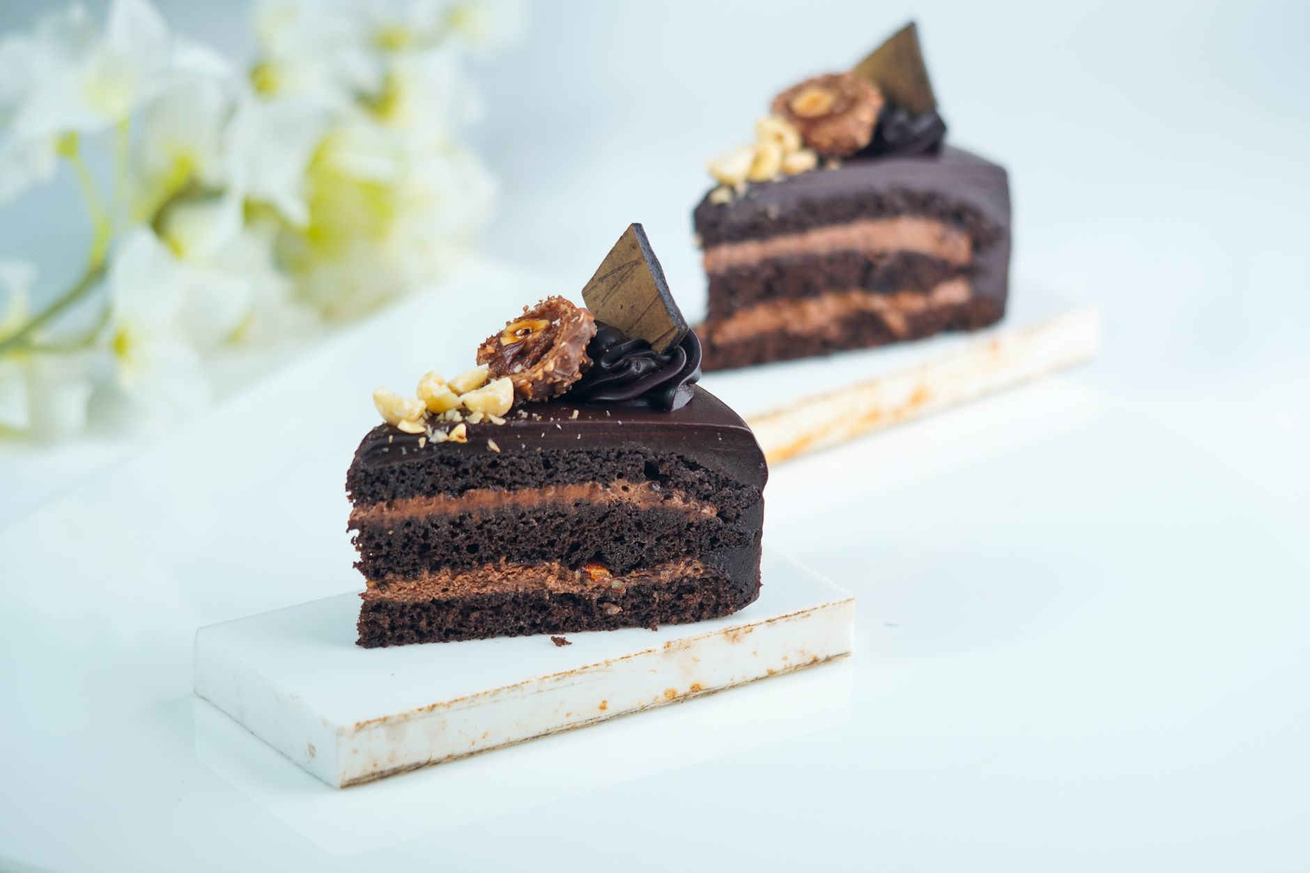 Forme rotunde de tort de diferite mărimi, așezate una lângă alta pe un blat de bucătărie, lângă un cântar